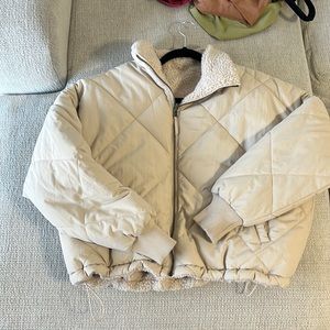 REVERSABLE puffer jacket. Slightly cropped